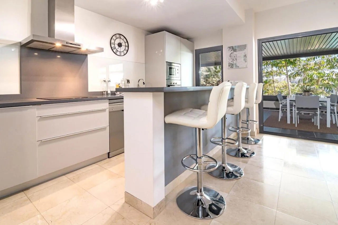 H19 - Stunning 2 Bedroom Apartment By Roomservices