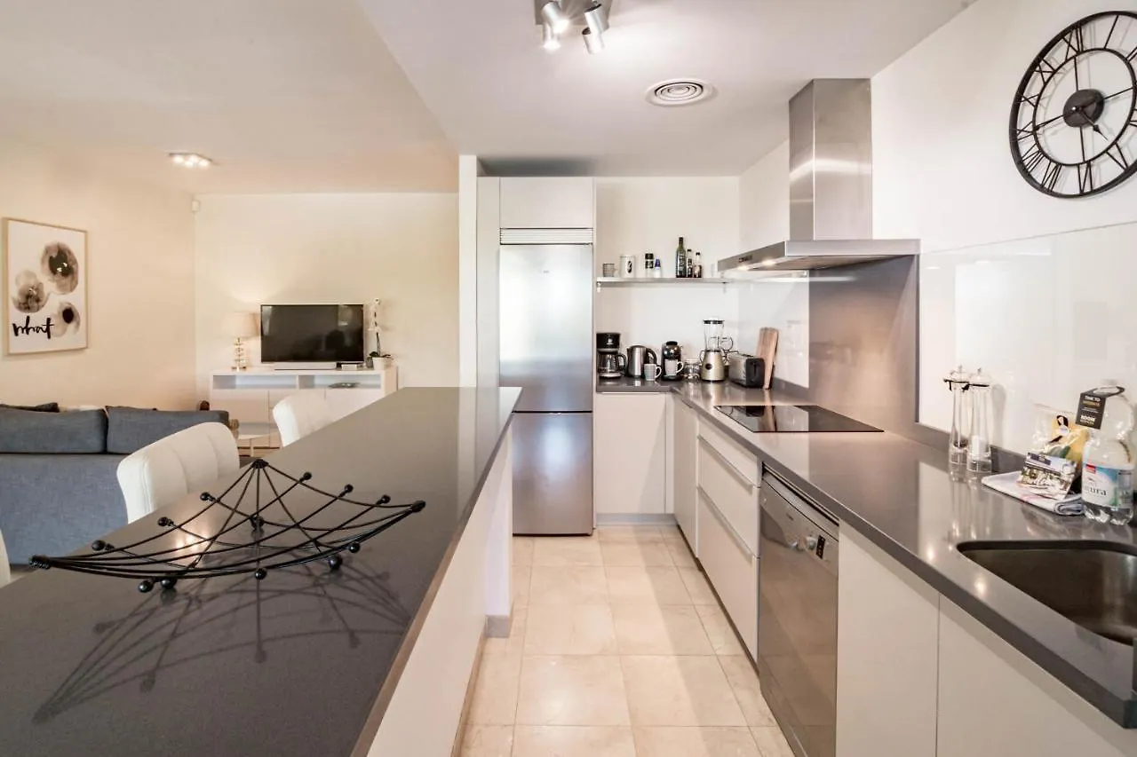 H19 - Stunning 2 Bedroom Apartment By Roomservices