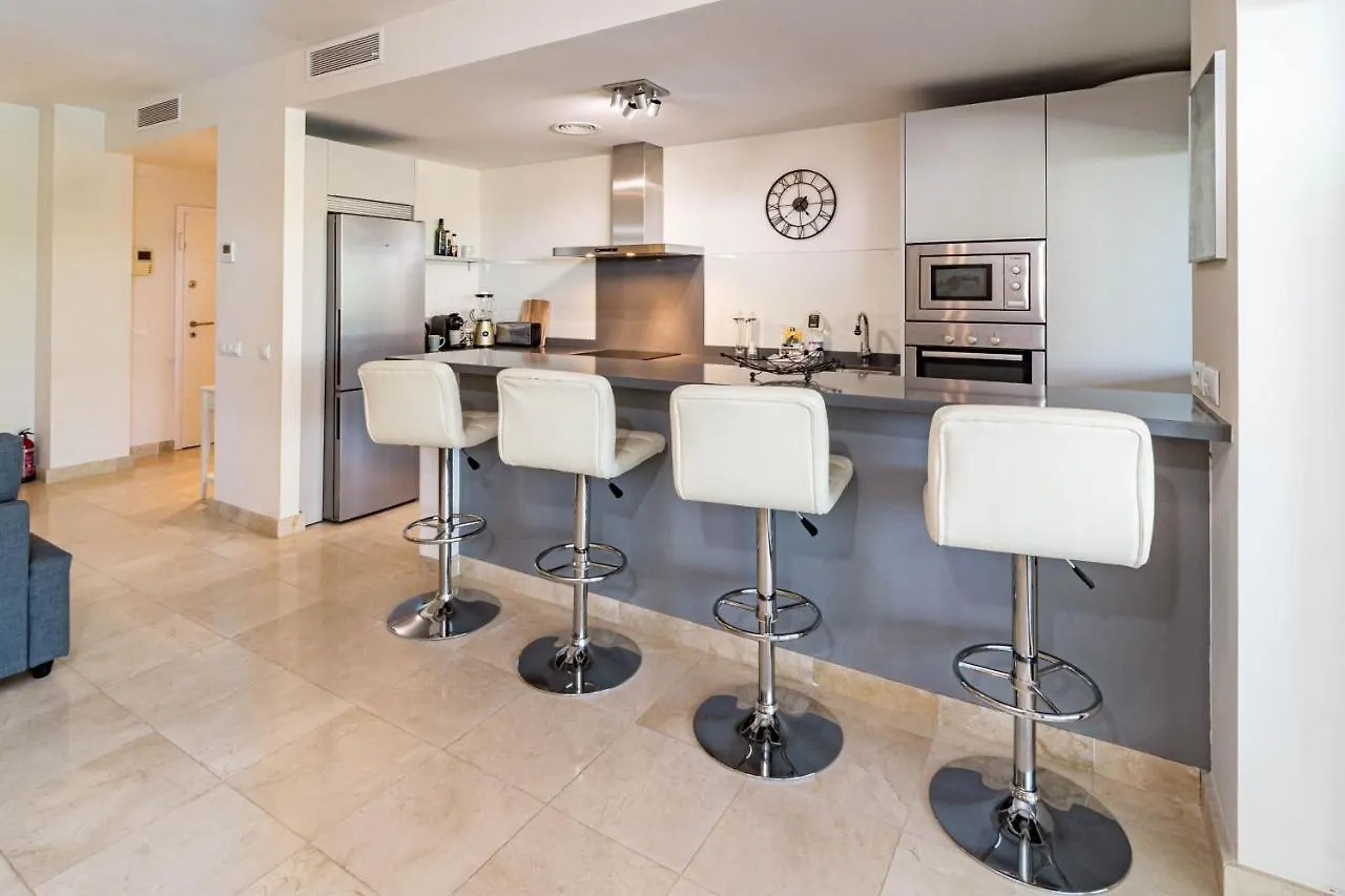 H19 - Stunning 2 Bedroom Apartment By Roomservices 0*, Эстепона Испания