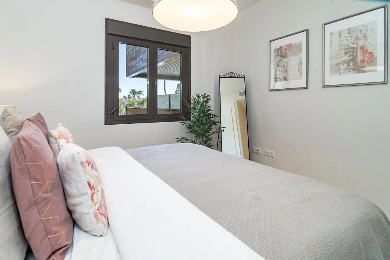 H19 - Stunning 2 Bedroom Apartment By Roomservices