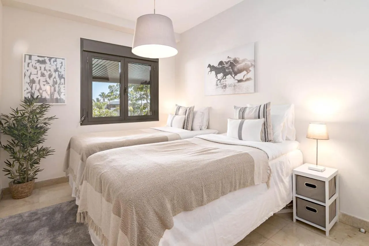 H19 - Stunning 2 Bedroom Apartment By Roomservices Spain