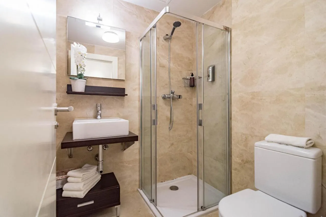 H19 - Stunning 2 Bedroom Apartment By Roomservices